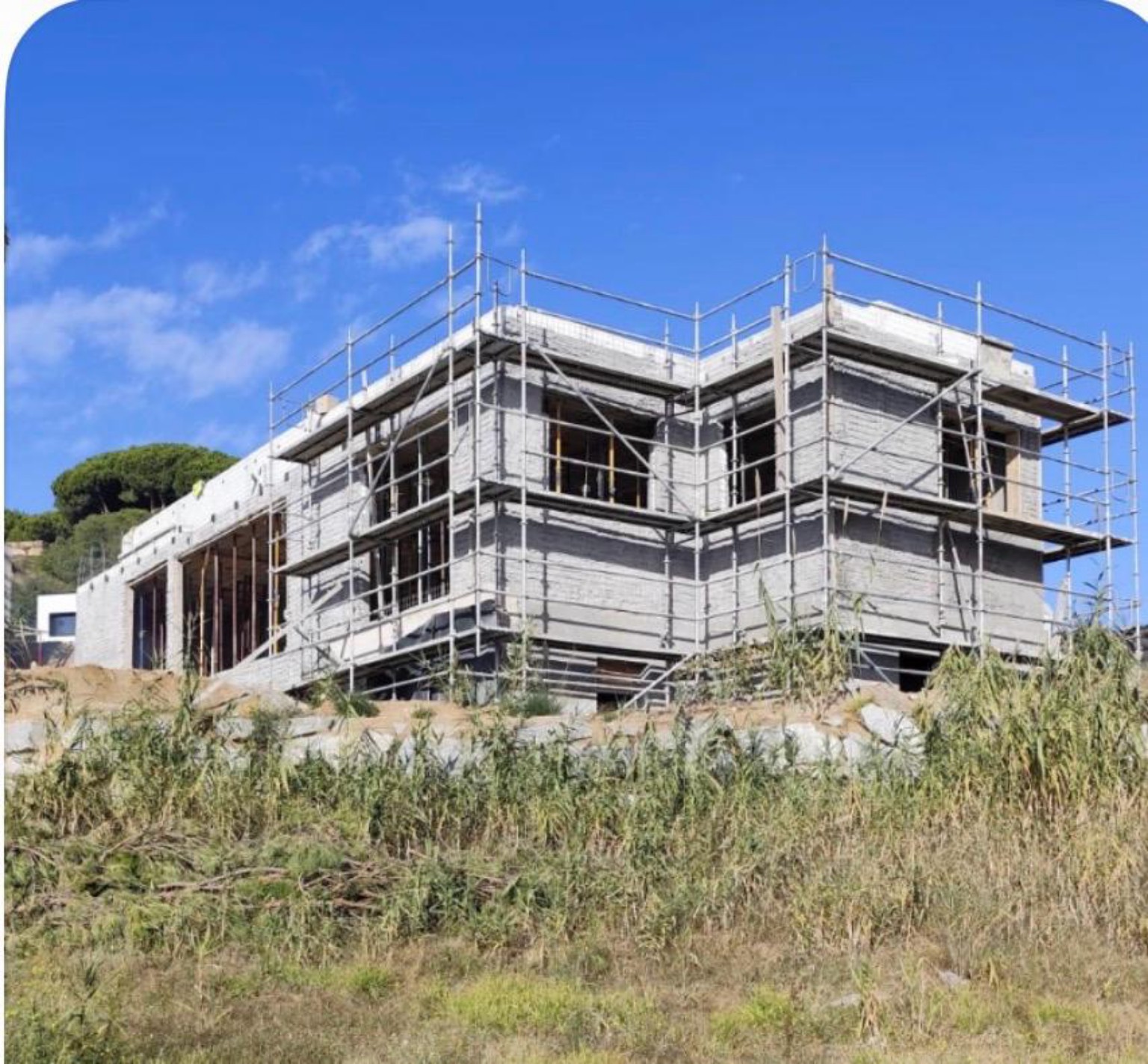 Vivienda Xpanel integrada en el terreno