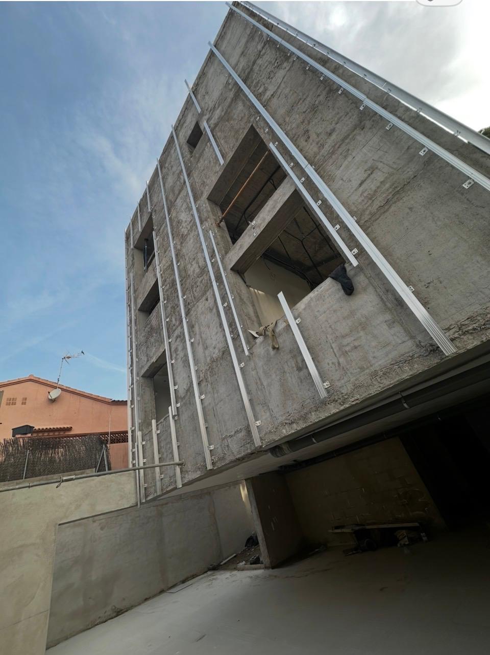 Fachada de vivienda Xpanel en fase de estructura, con perfilería instalada, en Barcelona